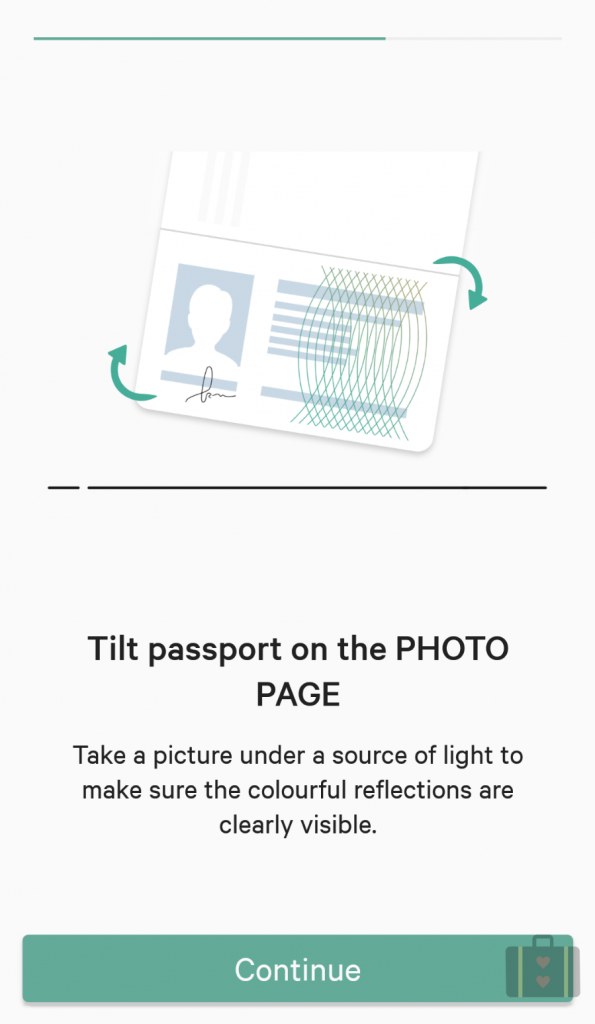 Agora, você precisa tirar uma foto inclinando a folha de identificação do seu passaporte para que fiquem visíveis as marcas de autenticidade.